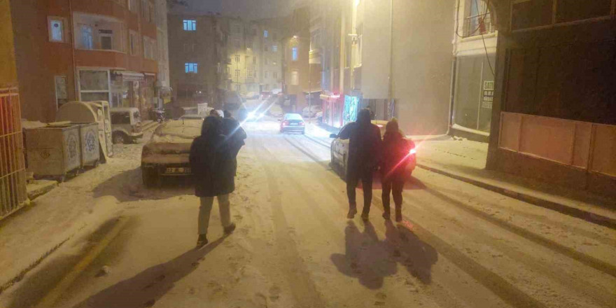 Yoğun kar yağışı gece yarısına kadar sürdü