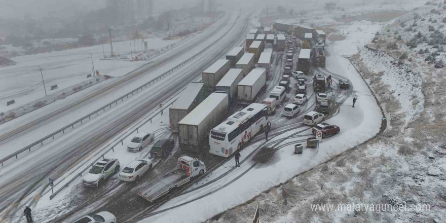 Yoğun kar yağışıyla Erzincan - Sivas kara yolu ulaşıma kapandı