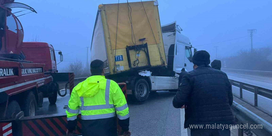 Yoğun sis kazaları beraberinde getirdi, D100’de trafik felç oldu