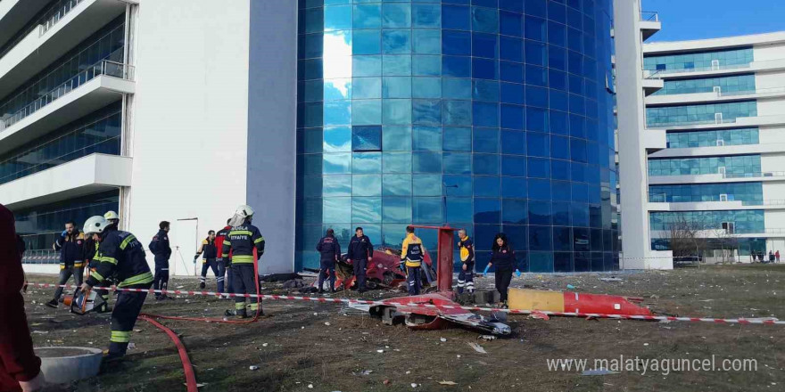 Yoğun sis nedeniyle binaya çarpan ambulans helikopter düştü: 4 ölü