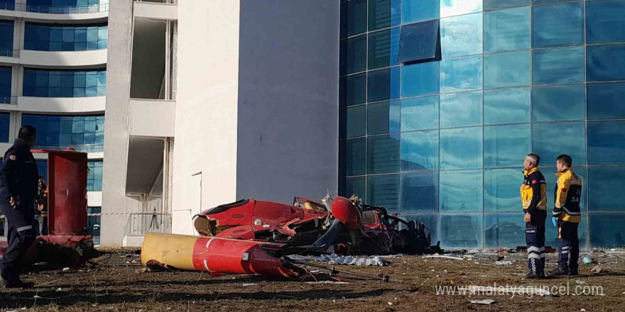 Yoğun sis nedeniyle binaya çarpan ambulans helikopter düştü: 4 ölü