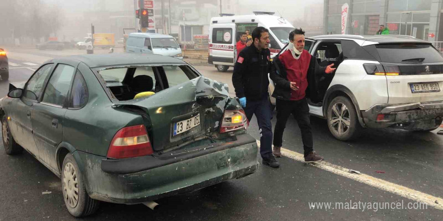 Yoğun sis ve buzlanma zincirleme kazayı beraberinde getirdi: 6 araç çarpıştı, 3 yaralı