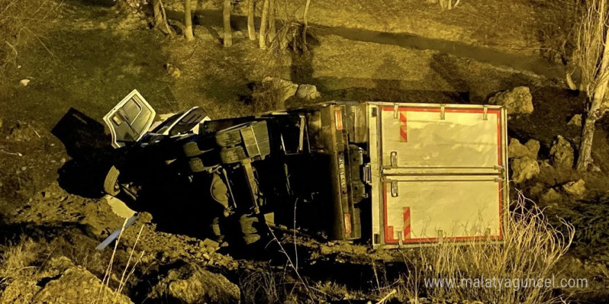 Yokuş aşağı inerken virajı alamayan kamyon şarampole uçtu: 1 yaralı