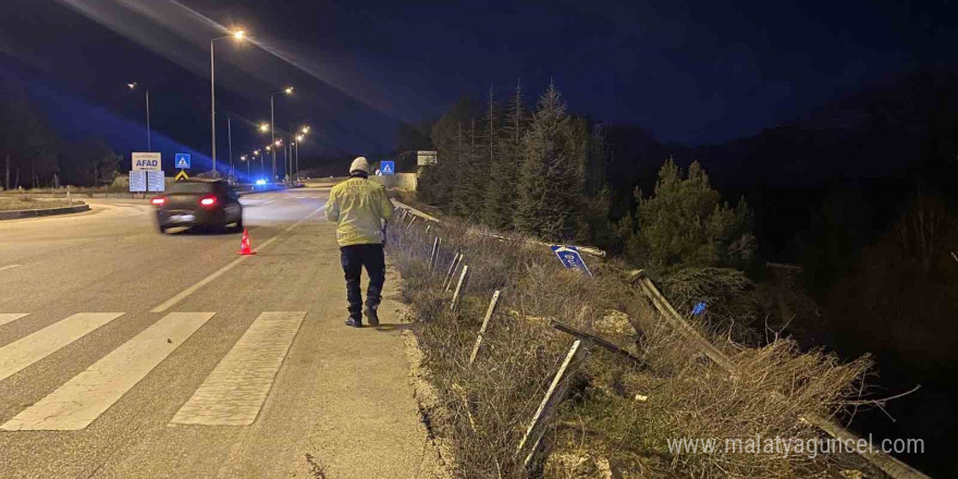 Yokuş aşağı inerken virajı alamayan kamyon şarampole uçtu: 1 yaralı