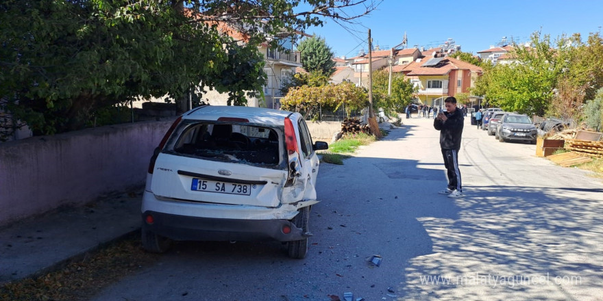 Yokuşta bırakılan PTT kargo aracı geri kayarak 3 araca çarpıp evin bahçesine düştü