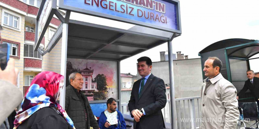 Yol kenarında araçları izlemeyi seven engelli Cengizhan için ‘Cengizhan’ın Engelsiz Durağı’ isimli durak yapıldı