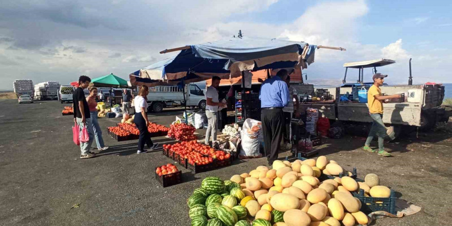 Yol kenarında satılan ürünler ilgi görüyor