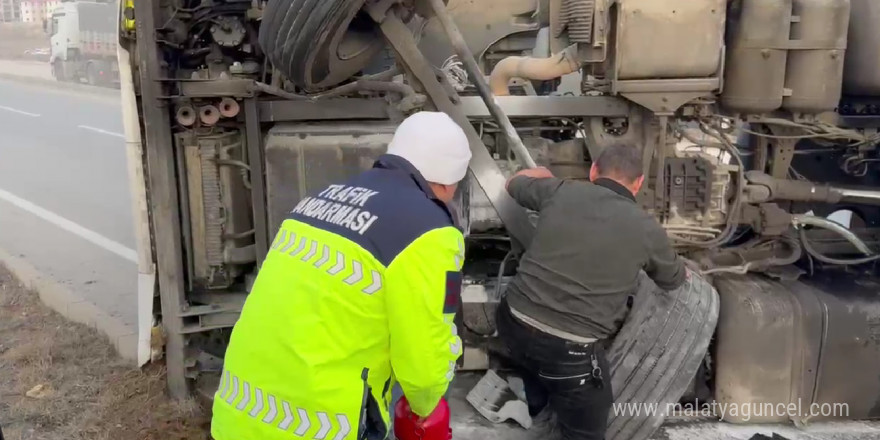 Yola devrilen tırda çıkan yangına ilk müdahaleyi jandarma yaptı