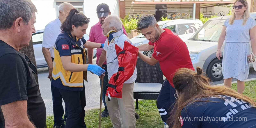 Yola fırlayan yaşlı adama çarpmamak için yaralanmayı göze aldı