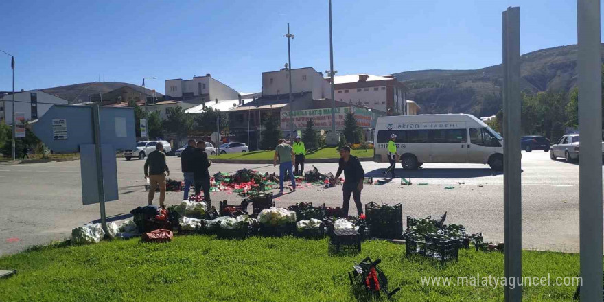 Yola savrulan pikabın içindeki sebze ve meyveler yola saçıldı