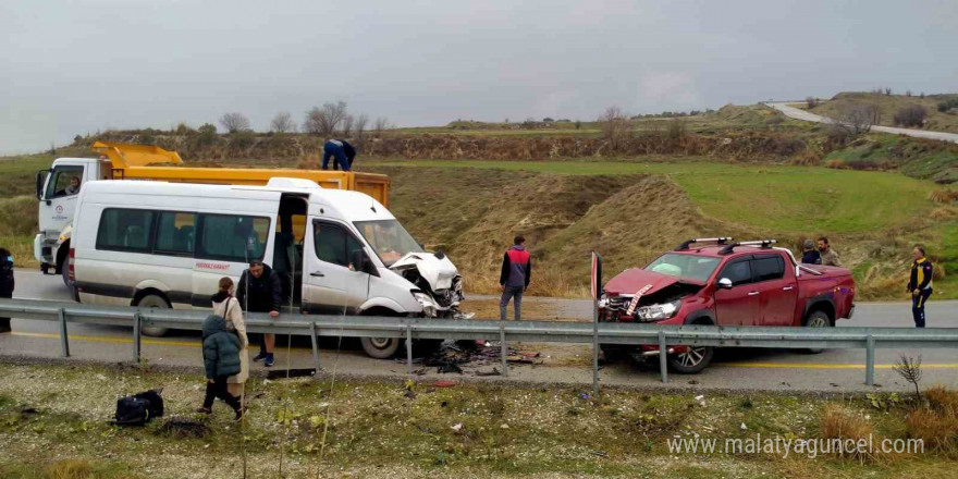 Yolcu minibüsü ile pickup kafa kafaya çarpıştı; 5 yaralı