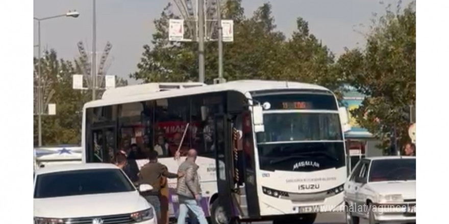 Yolcu minibüsünün şoförüne saldırı: Tekme, tokat ve sopalı kavga