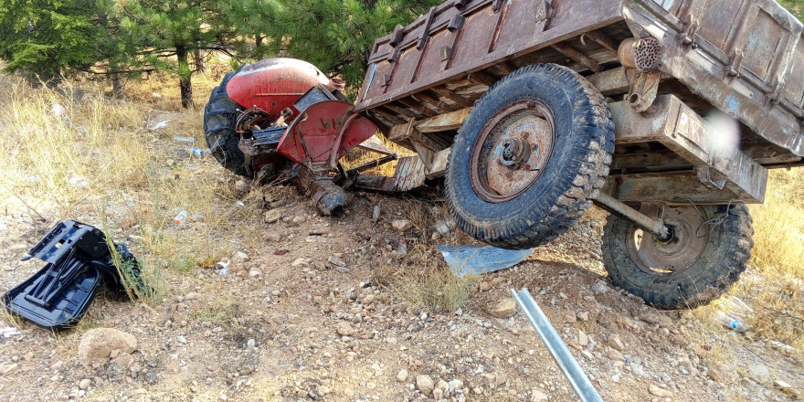 Yolcu otobüsü ile traktör çarpıştı:  1 ölü 1 yaralı