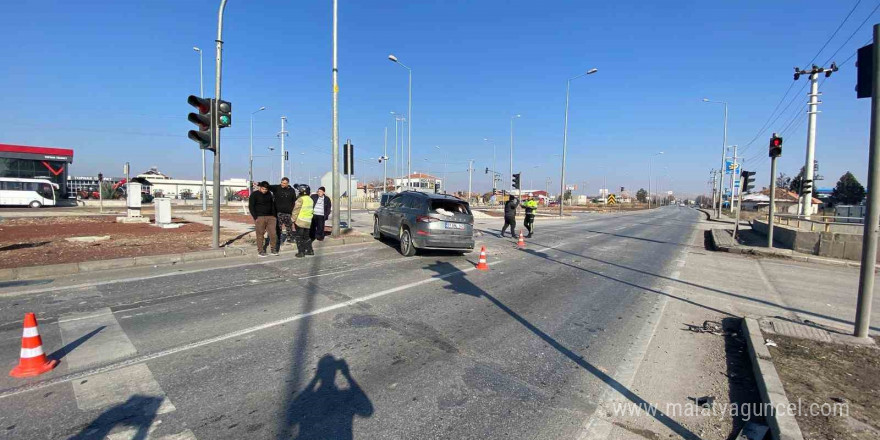 Yolcu otobüsü kırmızı ışıkta bekleyen iki araca çarptı: 1 yaralı