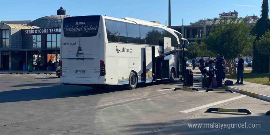 Yolcu otobüsü, minibüs ve vincin karıştığı kazada otobüs sürücüsü yaralandı