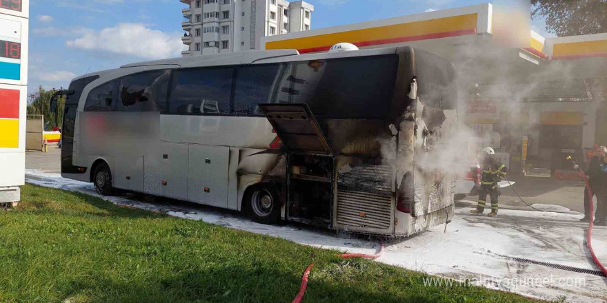 Yolcu otobüsünde yangın: Sürücü aracı akaryakıt istasyonuna çekip itfaiyeyi aradı