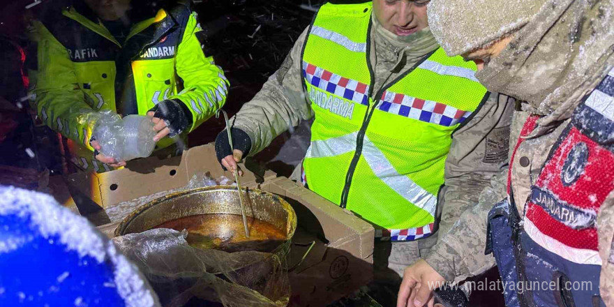 Yolda kalan tır şoförlerine sıcak çorba ikramı