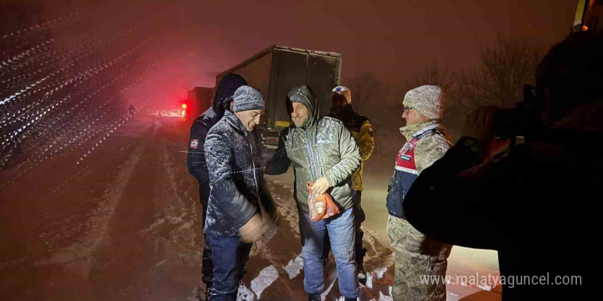 Yolda kalan tır şoförlerine sıcak çorba ikramı