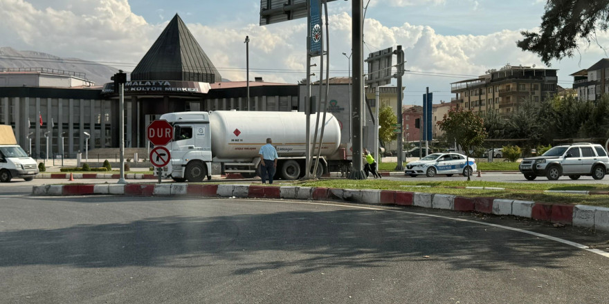 Yolda kalan yakıt tankerini imdadına polis ekipleri yetişti