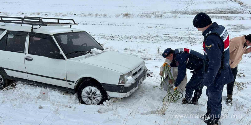 Yolda kalanların yardımına jandarma yetişti