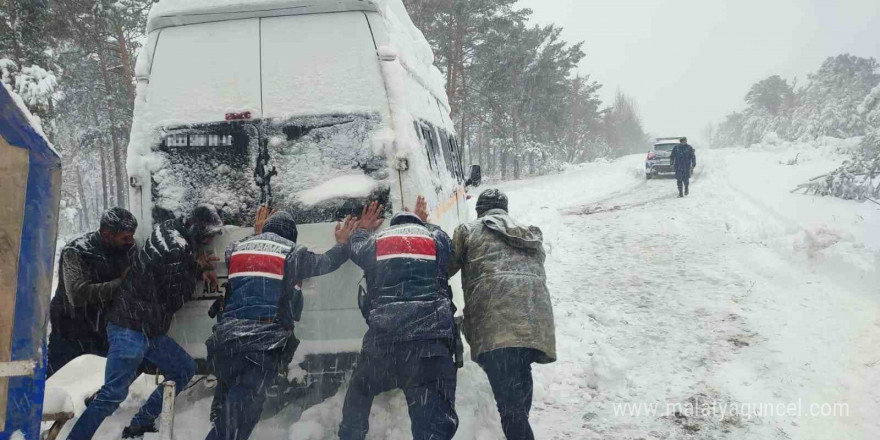 Yolda kalanların yardımına jandarma yetişti