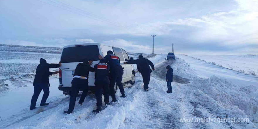 Yolda kalanların yardımına jandarma yetişti