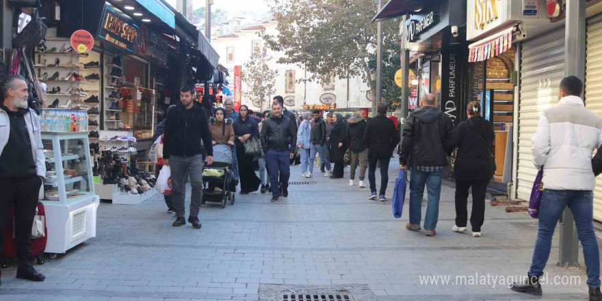 Yolda yürüyen genç kıza durduk yere tekme attı, esnaftan meydan dayağı yedi