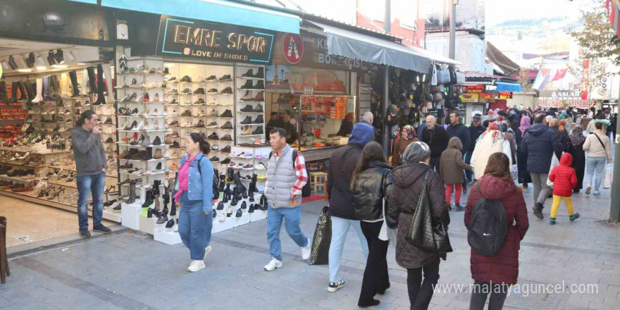 Yolda yürüyen genç kıza durduk yere tekme attı, esnaftan meydan dayağı yedi