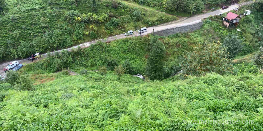 Yoldan 400 metre aşağıdaki dere yatağına yuvarlanan araçtan atlayarak yaralı kurtuldu