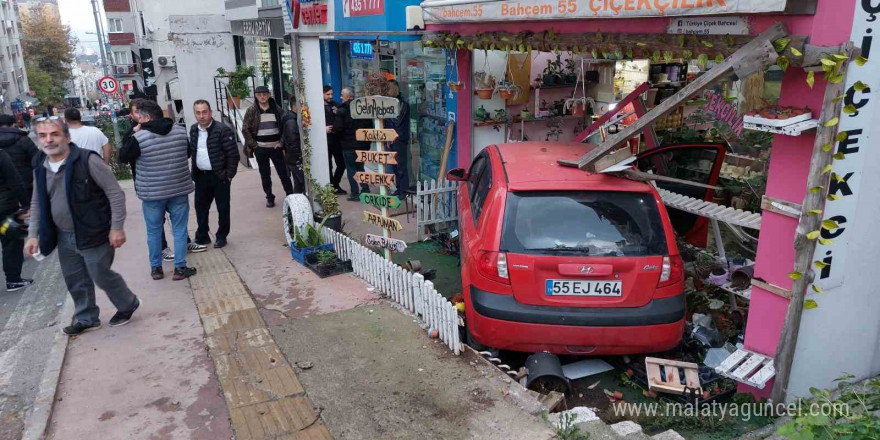 Yoldan çıkan otomobil çiçekçi dükkanına girdi