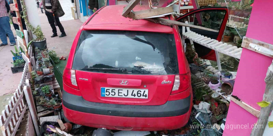 Yoldan çıkan otomobil çiçekçi dükkanına girdi