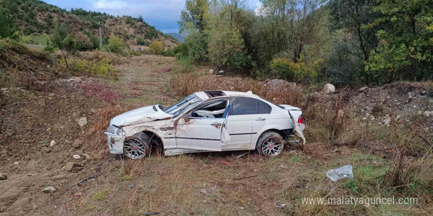 Yoldan çıkan otomobil şarampole devrildi: 2 yaralı