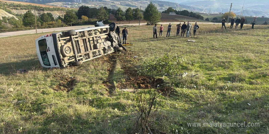 Yoldan çıkan servis aracı şarampole devrildi: 1 yaralı