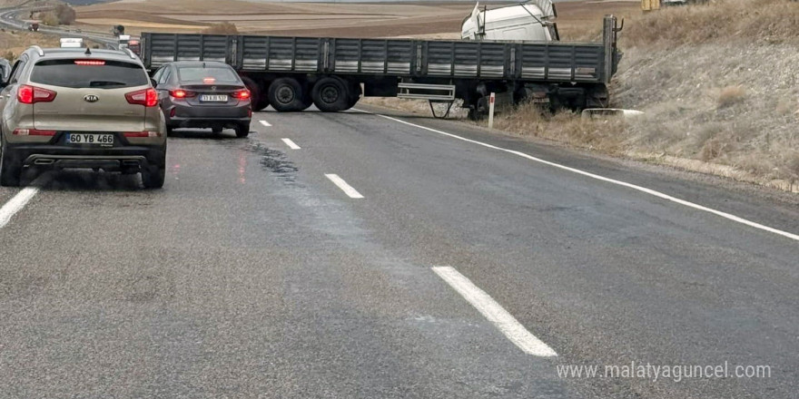 Yoldan çıkan tır trafiği kapadı