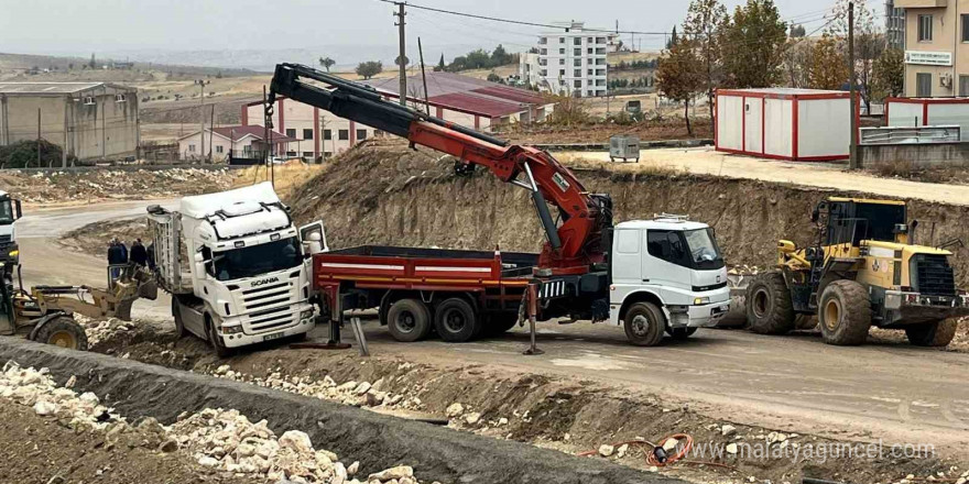 Yoldan çıkan tır trafiği kapattı