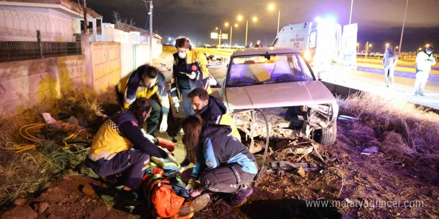 Yoldan çıkan Tofaş otomobil refüje girerek hurdaya döndü: 2 yaralı