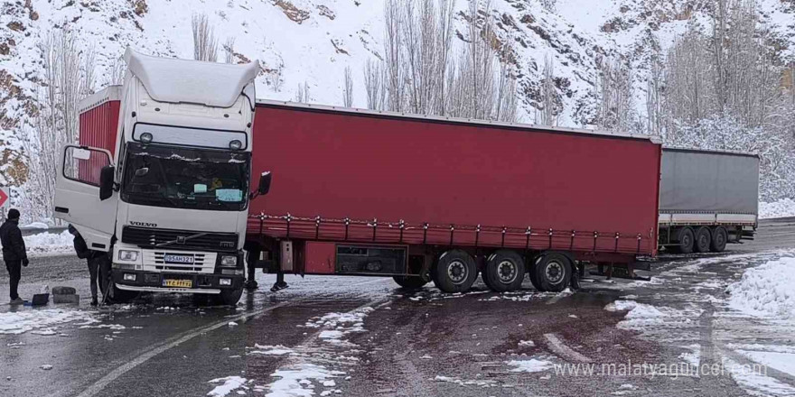 Yollarda kar ve buzlanma kazalara davetiye çıkarıyor