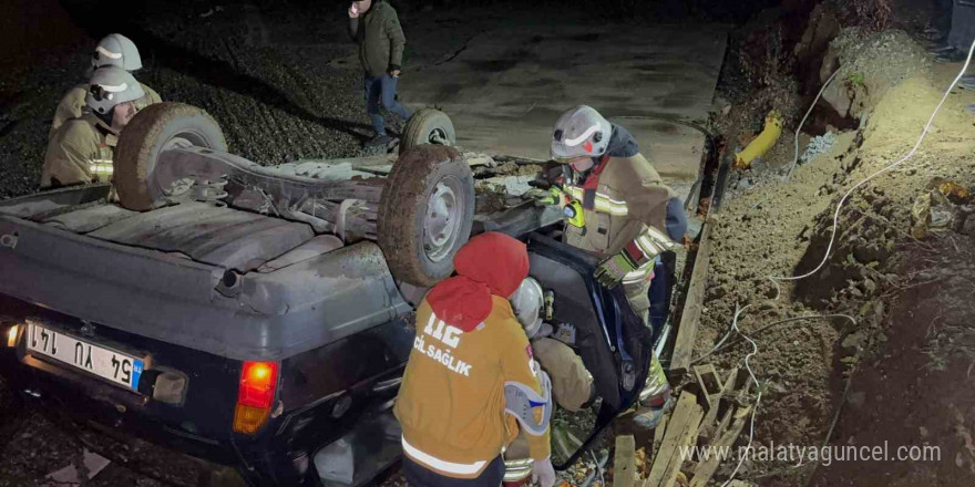 Yolu fark etmeyip şantiyeye girince takla takla attı: 1 yaralı