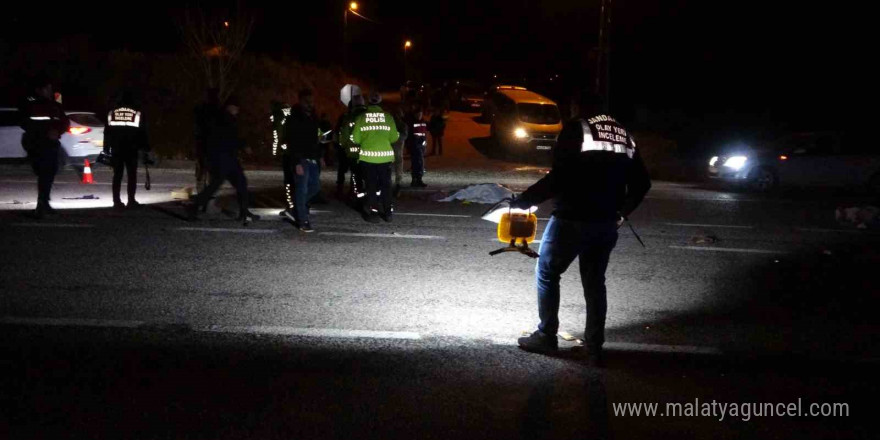 Yolun karşısına geçmeye çalışanlara çarpıp kaçtı: 2 ölü, 1 yaralı