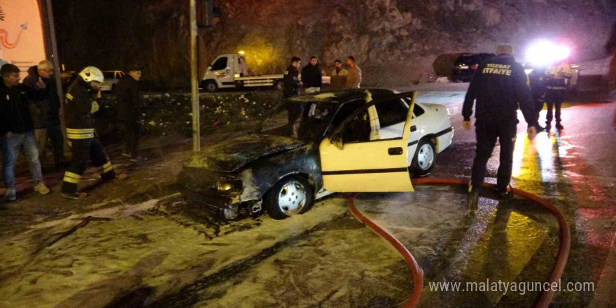 Yozgat’ta seyir halindeki otomobil alev aldı