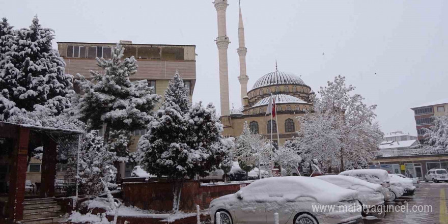 Yozgat’ta yılın ilk kar yağışı kenti beyaza bürüdü