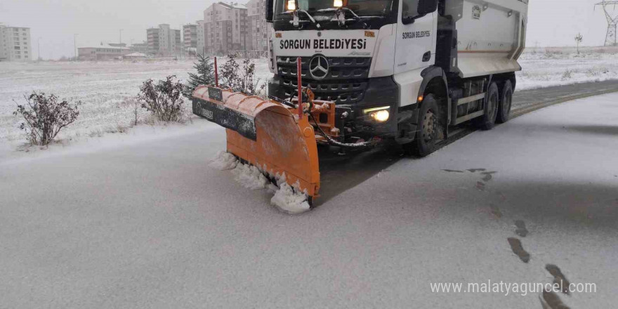 Yozgat’ta yoğun kar yağışı sonrası Sorgun Belediyesi kar temizleme mesaisinde