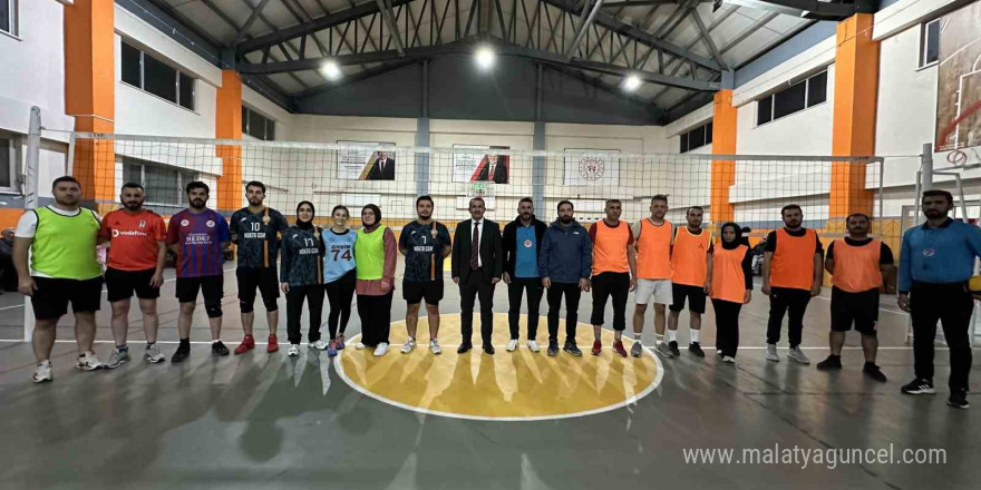 Yüksekova’da 420 öğretmen voleybol turnuvasında bir araya geldi