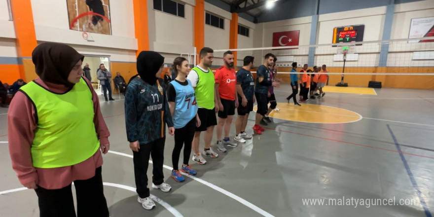 Yüksekova’da 420 öğretmen voleybol turnuvasında bir araya geldi