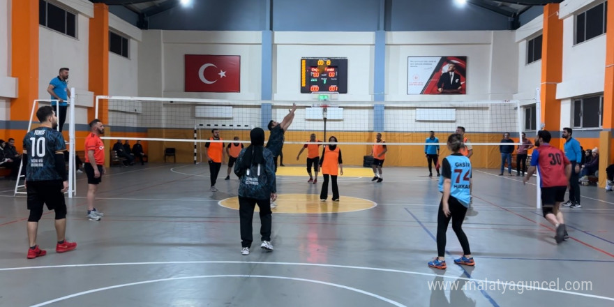 Yüksekova’da 420 öğretmen voleybol turnuvasında bir araya geldi