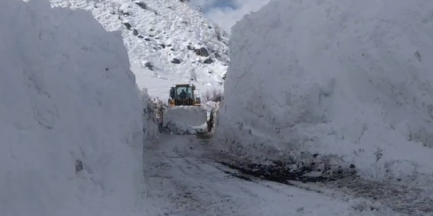 Yüksekova’da 5 metreyi geçen kar tünellerinde çalışma