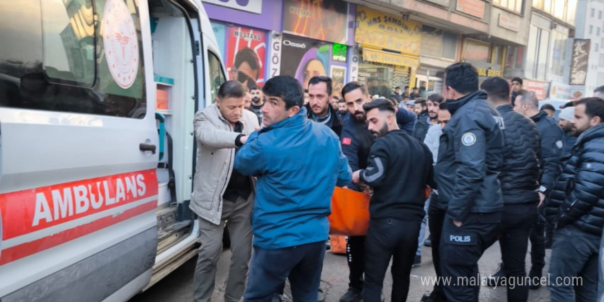 Yüksekova’da bıçaklı kavga: 3 yaralı