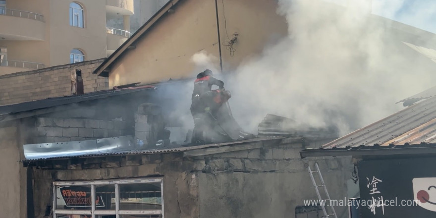 Yüksekova’da bir iş yerinde yangın çıktı