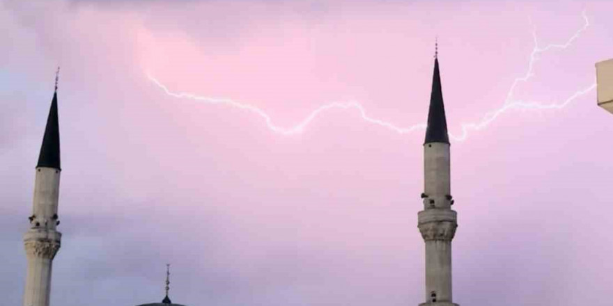 Yüksekova’da cami minareleri arkasında çakan şimşeklerden görsel şölen