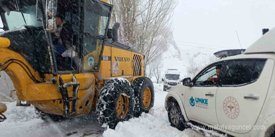 Yüksekova’da ekipler seferber oldu: Yolları kapanan köylerdeki 8 hastayı kurtardı